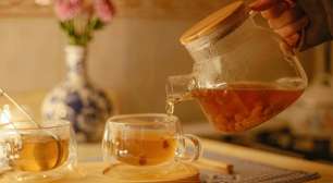 Como fazer um chá relaxante para dormir? O que ajuda de verdade e o que é só fama