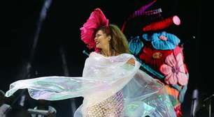 Vanessa da Mata canta 'Lança Perfume' com Roberto de Carvalho