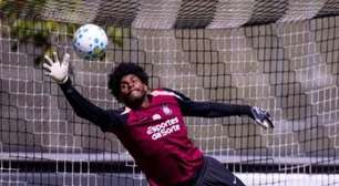 Corinthians prega cautela com Hugo Souza para duelo com Santos