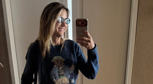 Ticiane Pinheiro prova ar fashion da tendência do suéter de ursinho para o inverno