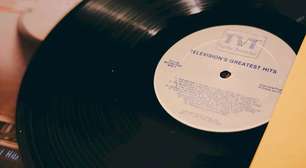 Por que alguns discos precisam ser tocados em 45 RPM?