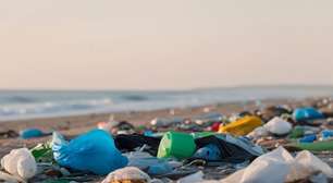 Como as roupas podem afetar os oceanos? Estudo alerta para impacto das microfibras