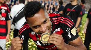 Flamengo exalta Alex Sandro, que completa dois anos de clube