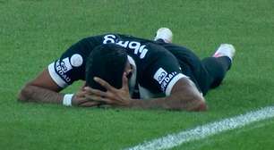 Zagueiro do Atlético cai de cabeça no gramado e é substituído por concussão