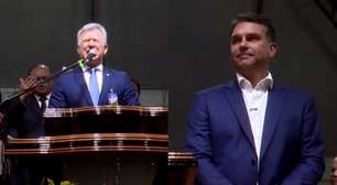 Pastor pede bênção para Flávio Bolsonaro em culto e ora por Brasil livre das 'garras de Satanás'