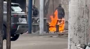 PMs são flagrados destruindo bancos e mesas a marretadas em praça de Santos