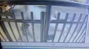 Poste cai sobre mulher e criança em Copacabana, no Rio
