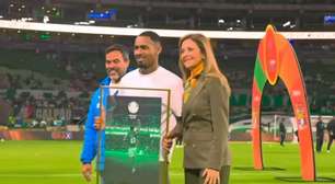 Negociado com o Manchester City, Allan recebe homenagem do Palmeiras