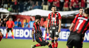Meia do Vitória provoca a torcida do Vasco