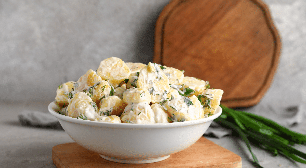 Quer deixar a salada de batata mais leve? Veja como usar iogurte no lugar da maionese