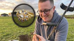 Soldador usou detector de metais por 7 horas na Inglaterra e encontrou um anel de diamantes do século 16: joia rara de ouro da era Tudor ficou séculos enterrada em um campo e foi arrematada em leilão por mais de R$ 100 mil