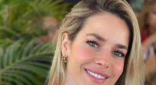 Ofuscou os noivos? Atriz Monique Alfradique usa longo justíssimo e rouba a cena como madrinha de casamento