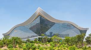Com 1,76 milhão de m² de área construída, este megaprojeto na China é o edifício mais largo do mundo e abriga praia artificial sob um céu digital que nunca escurece
