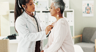 O corpo avisa antes de uma emergência? 7 sinais para procurar um médico imediatamente