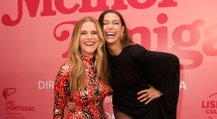 Mônica Martelli de fenda e Ingrid Guimarães de escamas para lançar 'Minha Melhor Amiga' com Rafa Justus na plateia