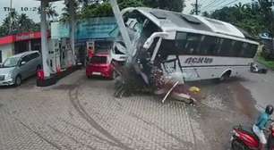 Vídeo mostra ônibus com convidados de casamento tombar em posto e deixar 35 feridos na Índia