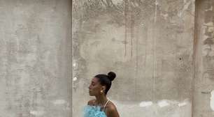 Tendências de moda: azul turquesa, jeans com brilho e sapatos ousados