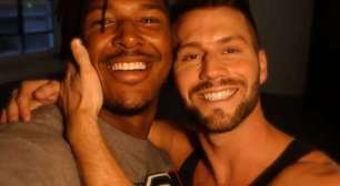 Ex-jogador da NFL é flagrado em clima de romance com namorado na praia e pose viraliza na web