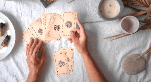Tarot mensal: previsões para os 12 signos em setembro de 2026