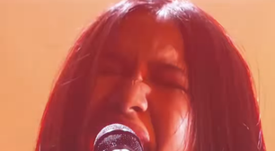 Aos 16 anos, cantora tailandesa faz versão de arrepiar de "Black Hole Sun" em programa dos EUA
