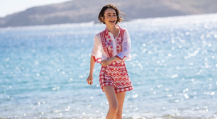 Emily em Paris: Lily Collins usa de conjunto bordado a casaco dourado na 6ª temporada