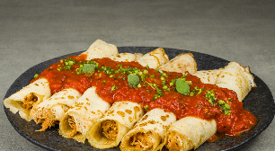 Quer um jantar proteico e fácil? Aprenda a fazer esta panqueca com frango desfiado