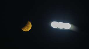 Eclipse deixa lua 'quase completamente' escurecida; veja imagens