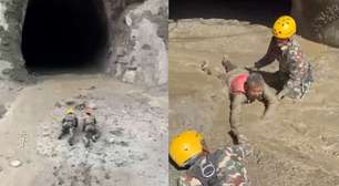 Militares rastejam em mar de lama para resgatar 350 pessoas em túnel no Nepal