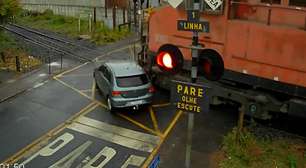 Vídeo mostra carro sendo atingido por trem ao tentar cruzar linha férrea no interior de SP