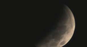 Eclipse deixa lua 'quase completamente' escurecida; veja imagens do fenômeno captadas em tempo real
