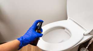 Usei vinagre no vaso sanitário e o resultado me surpreendeu: o truque simples deixa a louça impecável sem precisar de produtos químicos