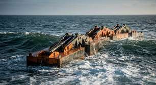 Ondas do oceano movimentam enormes conversores de ondas que tentam transformar o sobe e desce do mar em eletricidade