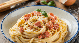 Sábado de preguiça? Esse espaguete à carbonara é fácil de fazer e cheio de sabor