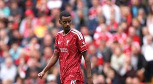 Adulto 'rouba' camisa dada por jogador do Liverpool a adolescente e cena viraliza