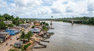 A única cidade brasileira ligada por terra a um território da União Europeia: a ponte de 378 metros no extremo norte do país