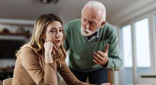 Pessoas que se afastam dos pais na vida adulta costumam fazer estas 4 coisas sem perceber, segundo a psicologia