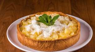 Torta fit de abacaxi com coco: leve, cremosa e fácil