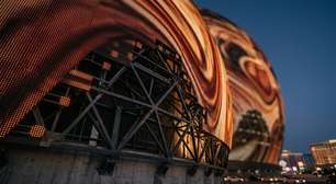 Uma esfera gigantesca em Las Vegas transformou a fachada inteira em tela e exigiu uma estrutura independente para carregar 1,2 milhão de LEDs