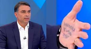 Flávio Bolsonaro leva 'cola na mão' em sabatina na TV Globo