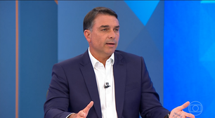 Flávio Bolsonaro repete atitude do pai e vai com mensagem escrita na mão à sabatina da Globo