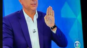 Flávio Bolsonaro leva 'cola na mão' em sabatina na TV Globo; saiba o que estava escrito