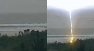 Mulher morre após ser atingida por raio em praia de Florianópolis; câmera flagrou o momento