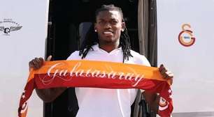 Rafael Leão deixa Milan e chega a Istambul para assinar com Galatasaray