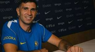 Chelsea anuncia a contratação de Dibu Martínez