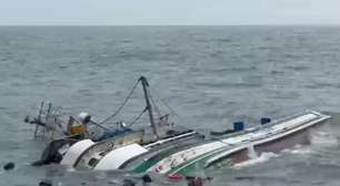 VÍDEO: Barco de pesca naufraga no Litoral Sul do RS