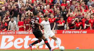 Canobbio celebra gol contra ex-clube e dez anos de carreira