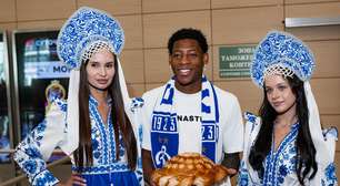 Com pão e 'clima de carnaval', clube russo viraliza com recepções de Plata e Matheus Martins