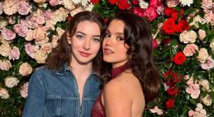 Aos 23 anos, filha de Sandra Annenberg esbanja beleza ao lado da namorada americana em data importante e foto romântica rende declaração da apresentadora