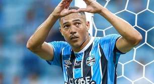Carlos Vinícius chega ao Gre-Nal sob pressão após seca no Grêmio