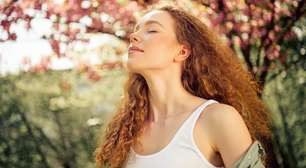 A meditação ativa com os dedos que desacelera o cérebro e organiza os pensamentos em minutos